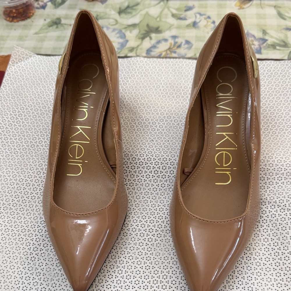 Calvin Klein Women's beige good condition Size 6